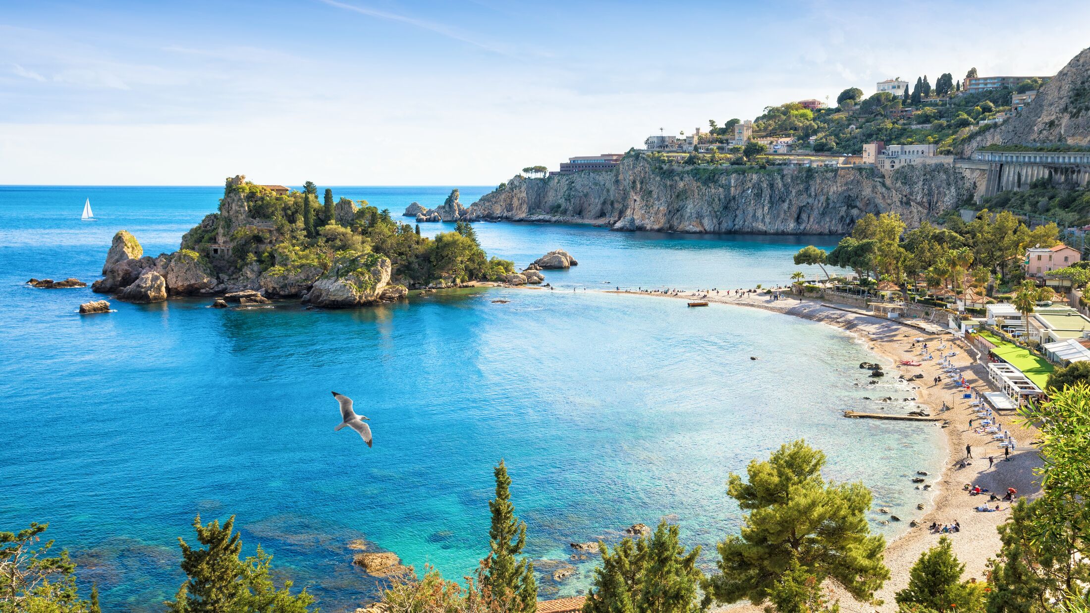 Taormina-2024-Isola-Bella-Beach-Shutterstock-1760426138-Hybris